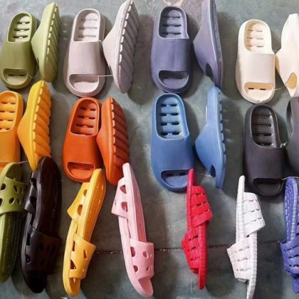 Clearance Sale: 12,000 Pairs of Thick-Soled Water Draining Home Slippers